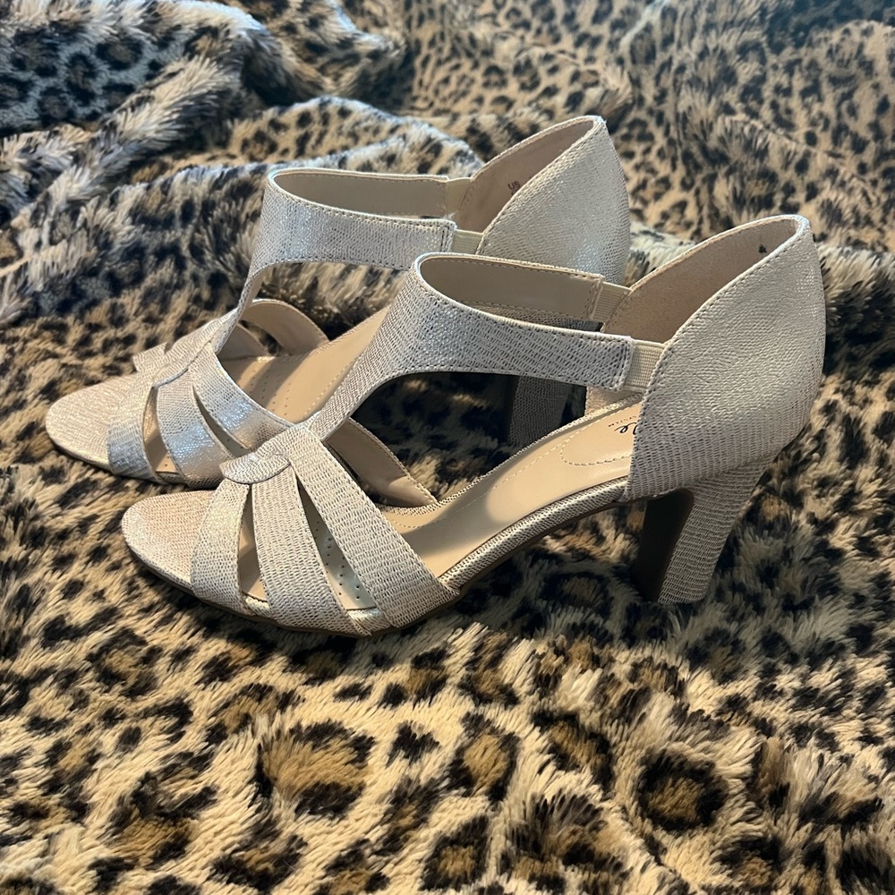 New Lifestride Life Stride 10w wide dress sandals Isly caramel platinum